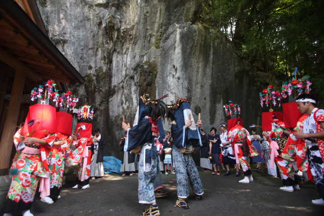 �� �� �T �� ��