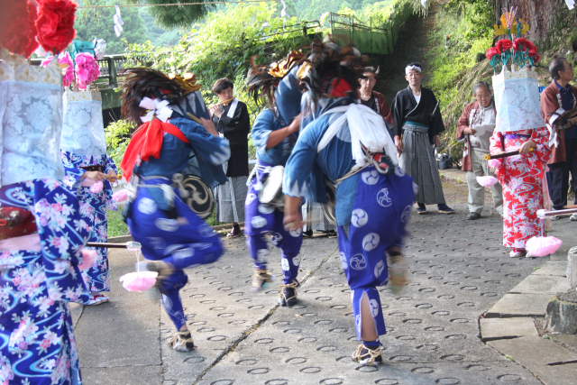 �� �� �T �� ��