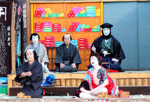 �� �� �T �� ��